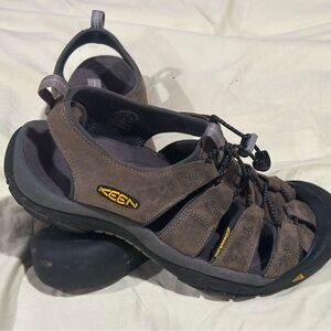 Keen Newport H2 sandals - men’s 11 - brown leather upper - black and gray sole